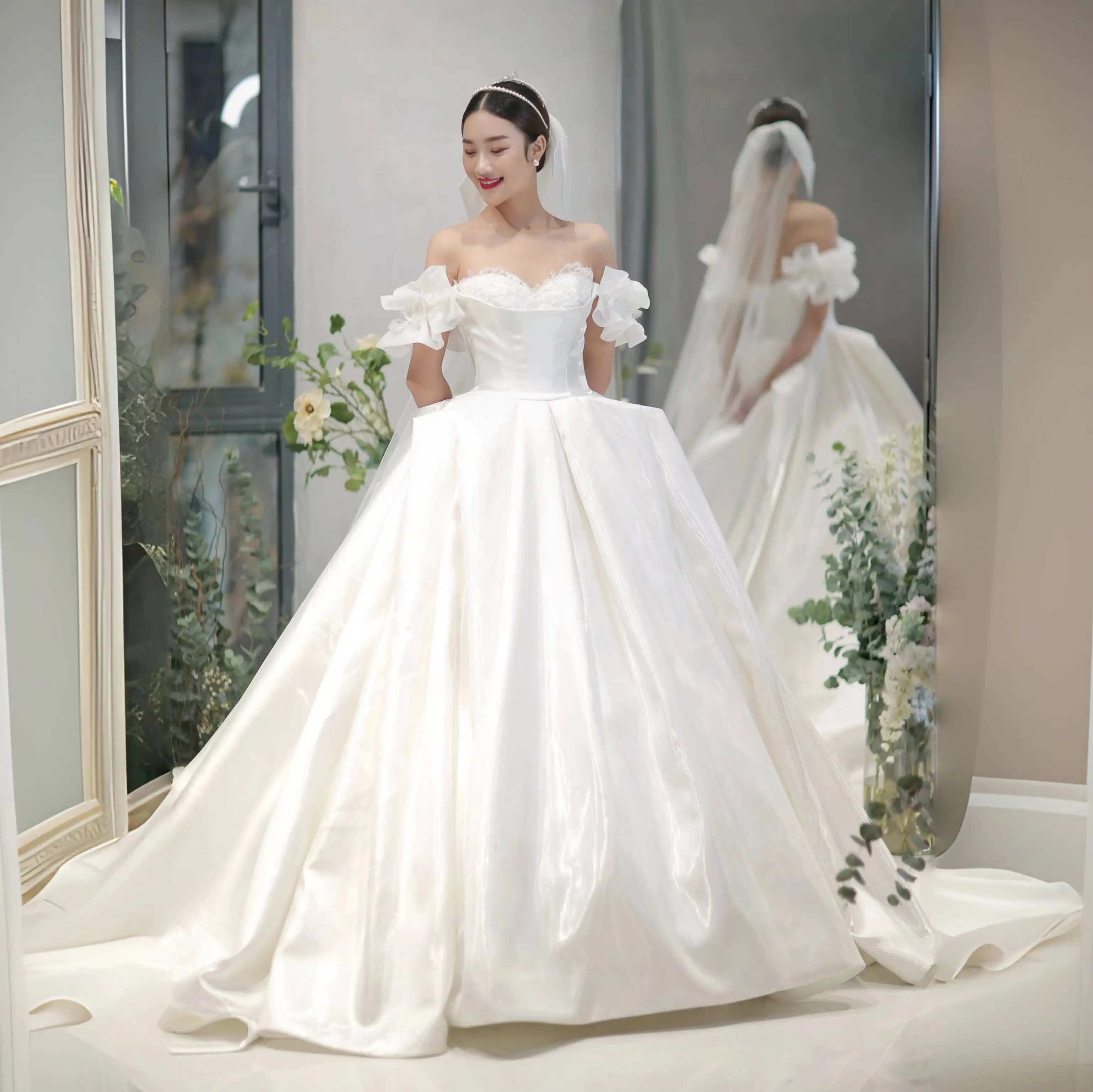 Abito da sposa semplice in raso elegante di alta qualità design personalizzato Lxuury abito da sposa MK226 con perline di pizzo