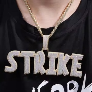 Colgante único y moderno de plata de ley con corte redondo exagerado, totalmente cubierto de circonitas, personalizado para rapero, estilo hip hop. - Product Image 3