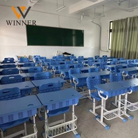 Ensemble de bureaux et de chaises de classe de lycée modernes de conception nouvelle avec construction métallique