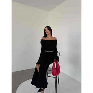 Robe décontractée noire à manches longues et épaules dénudées en maille avec ceinture et fente, modèle 1515 - Product Image 1
