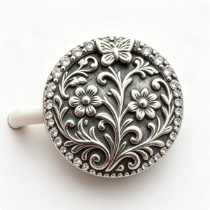 Épinglette circulaire en alliage de zinc plaqué argent avec motif floral en relief et bordure en cristal, objet de collection artistique - Product Image 2