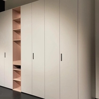 Système de dressing moderne vert Shaker, armoire sur mesure en bois massif avec portes coulissantes réglables et poignées dorées pour chambre à coucher