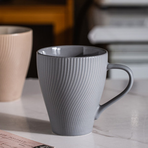 Taza de Café de Cerámica con Rayas Verticales Estilo Nórdico Minimalista, 350 ml, Acabado Mate, Taza de Té de Alta Gama <span class=keywords><strong>para</strong></span> Oficina y Hogar con Asa, Regalo <span class=keywords><strong>para</strong></span> <span class=keywords><strong>Parejas</strong></span> - Product Image 3