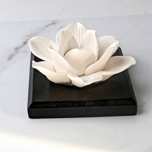 <span class=keywords><strong>Diffuseur</strong></span> d'huiles essentielles en céramique parfumée à la fleur de lotus avec base en bois pour la maison, en porcelaine, pour l'aromathérapie, vente en gros - Product Image 3