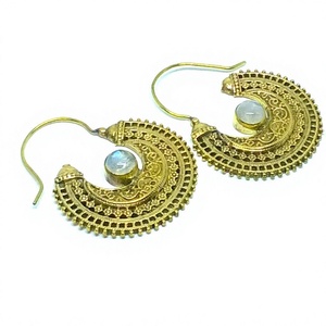 Boucles d'oreilles créoles en laiton couleur or, style bohème, design unique, avec pierre de lune pour femme - Product Image 4