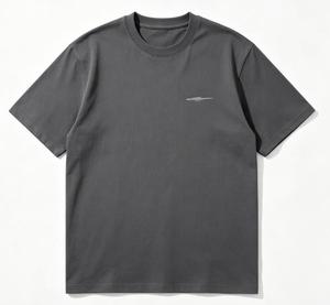 เสื้อยืดแขนสั้นสีดำสำหรับผู้ชาย พิมพ์ลายโลโก้สามตัวด้านหลัง คอกลม ผ้าฝ้ายเจอร์ซีย์ สไตล์ลำลอง - Product Image 4