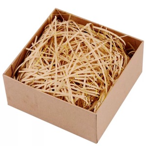 Elegante Carta Sminuzzata in PVC Nero e Oro con Taglio Ondulato per Scatole Regalo, Barattoli di Caramelle e Candele, e Regali Festivi - Product Image 2