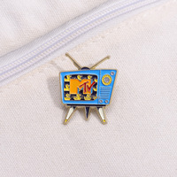 En gros, épingles en émail en métal uniques, motifs dessin animé, bande dessinée, télévision, mini télé rétro, broches de revers, animaux anime, pour sacs à dos et chapeaux