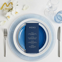 Assiette de présentation en verre côtelé bleu indigo de 13 pouces, assiettes de dîner cannelées motif soleil pour la location de vaisselle d'événements et de mariages (vente en gros)