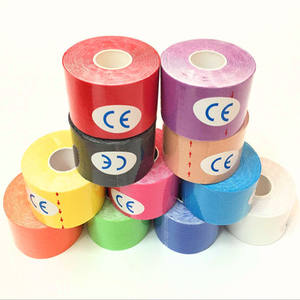 เทปคิเนซิโอโลยี 5ซม.x5ม. ผ้าพันกล้ามเนื้อแบบยืดหยุ่นสำหรับกีฬา ได้รับการรับรองมาตรฐาน CE สำหรับมือ ข้อมือ เอว ข้อศอก เข่า ข้อเท้า - Product Image 1