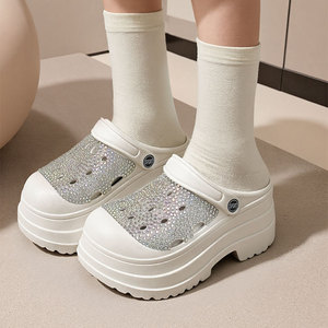Zuecos de Plataforma con Pedrería Blanca y Suela Gruesa para Mujer, Estilo Crocs, Fáciles de Poner, para Verano - Product Image 1