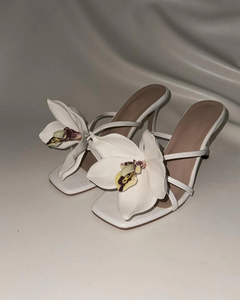 Herstelleranfertigung Luxuriöse Mädchen-Sommersandalen mit Dickem Absatz Große Größen Eckige Zehenpartie Orchideen-Weiße Blumen Damen-Absatzschuhe - Product Image 6