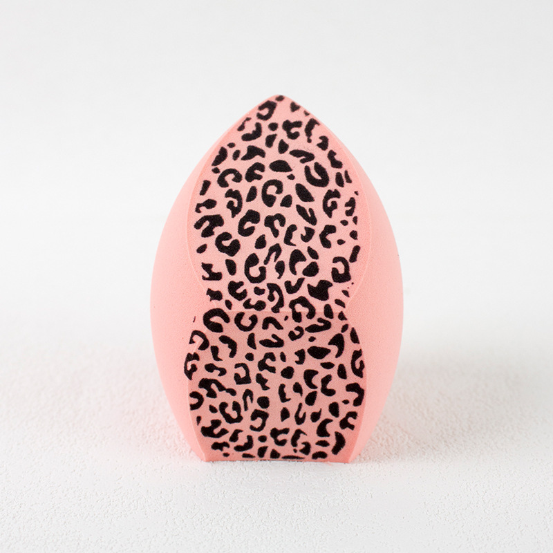 Oeuf de beauté grand format motif léopard, rose chair.