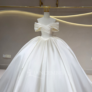 Robe de mariée longue élégante et moderne JFH130, en satin ivoire, avec décolleté cœur, épaules dénudées, dentelle, fleurs en cristal et appliques - Product Image 4