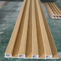 Panneaux muraux modernes en composite bois-plastique durable, design marbre, panneaux rainurés argentés pour intérieur