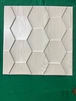 Panneaux muraux en bois 3D couleur bois 50*50cm Finition métal brossé Styles variés Installation facile Panneau mural en PVC pour la décoration intérieure