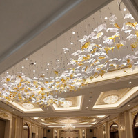 Lustre en verre personnalisé en forme de feuille d'érable, lampe suspendue artistique dorée transparente pour hôtel, salle de banquet, éclairage de projet pour plafond haut