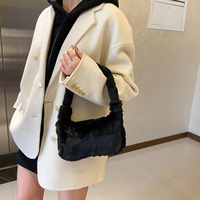 Automne et hiver pour femmes sac à main léger à la mode fourrure simple épaule sous les bras petit sac avec fermeture éclair pour les filles