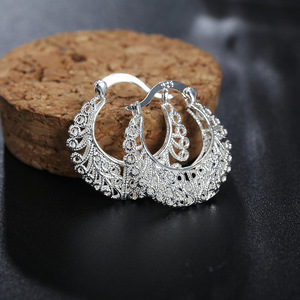 Boucles d'oreilles manchette géométriques en forme de croissant de lune creux 2,2 cm, design minimaliste pour femme - Product Image 2