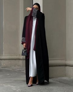 Elegante <span class=keywords><strong>Abaya</strong></span> Nera 2026 di Alta Qualità, Lunga e Modesta con Ricami Floreali sulle Maniche, Abito Musulmano Arabo - Product Image 2