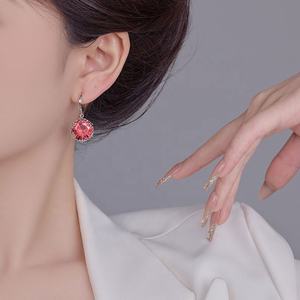 Boucles d'oreilles en zirconium rouge antique à la française, nouveau design tendance haut de gamme, style luxueux et à la mode pour les mondaines ou les cadeaux - Product Image 4