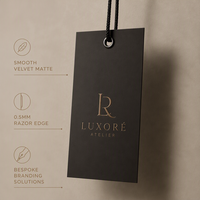 Étiquettes suspendues personnalisées en papier avec œillets métalliques UV en relief et formes découpées pour casquettes, cheveux et étiquettes de mode modernes
