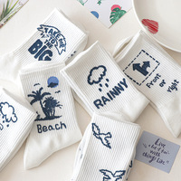Les chaussettes blanches en pur coton absorbent la sueur et les chaussettes mi-longues respirantes pour le printemps et l'automne