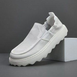 Zapatos de verano transpirables perforados de PU blanco, sin cordones, con paneles laterales elásticos, borde ondulado curvo, suela de plataforma gruesa, para hombre, uso diario. - Product Image 1