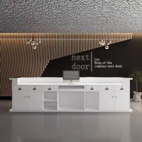 Bureau de réception commercial de luxe moderne noir en bois écologique avec LED pour hôtels, spas, salons, gymnases, bars nocturnes et meubles de sous-sol