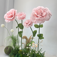 Grande fleur en papier rose faite à la main pour la Saint-Valentin, décoration de centre commercial, combinaison d'ornements, fleurs artisanales