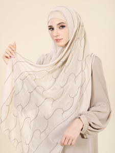 Hijab Elegante Dorato per Donne Musulmane con Stampa in Lamina d'Oro, Personalizzabile con LOGO OEM/ODM, Foulard Kashkha in Voile con Strass - Product Image 3