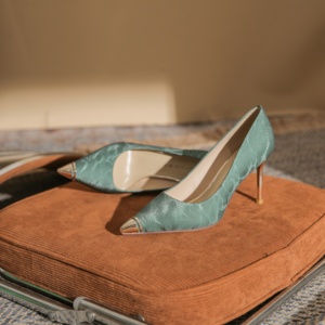 Chaussures de mariage légères en similicuir satiné à bout pointu, style escarpins à lacets, avec strass, collection Winter Evergreen Club - Product Image 2