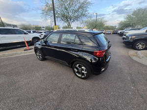 Meilleur prix de gros pour voitures d'occasion à vendre 2023 Venue SEL 4 portes Crossover Toit ouvrant Un seul propriétaire Jantes Cuir Caméra arrière - Product Image 3