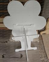Table en bois massif blanc en forme de fleur de prunier pour la maternelle et la location événementielle