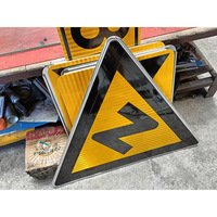 Panneau de signalisation routière triangulaire jaune en aluminium avec film réfléchissant de quatrième qualité pour indicateur de virage de sécurité