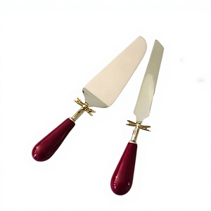 Elegante Juego de Servidores de Pastel con Asas Rojas y Detalle de Libélula Dorada, Apto para Lavavajillas, Cubertería para Bodas - Product Image 1