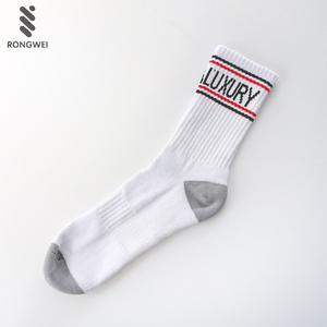 Chaussettes de sport en tissu éponge pour le basketball et les loisirs, personnalisables avec logo, pour hommes et femmes, chaussettes d'été décontractées en jacquard tricoté, chaussettes rétro - Product Image 1