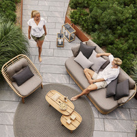 Ensemble de meubles de jardin en teck, design moderne, durable, pour l'extérieur, comprenant un canapé, une table à manger et des chaises, pour hôtels et jardins.