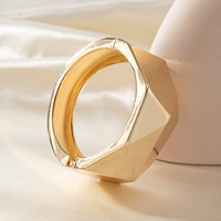 Bracelet jonc géométrique plaqué or poli à facettes, avec charnière à ressort, pour femme - Collection 2027