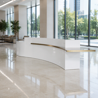 Bureau d'accueil en surface solide de forme ondulée personnalisée avec design en acier inoxydable doré pour hall d'hôtel de luxe