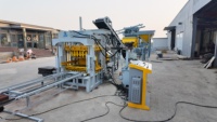 Machine automatique de fabrication de blocs de béton emboîtables, machine de production de briques de sable pour la construction avec pompe, moule et composants essentiels