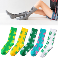 Vente en gros de chaussettes personnalisées cool pour femmes et hommes, chaussettes amusantes à motif feuille d'érable, chaussettes en coton, blanches et noires, pour hommes