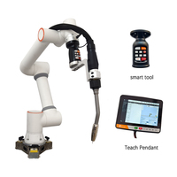 Robot de soldadura colaborativo con antorcha para soldadura de vigas H en fabricación de metales de alta resistencia.