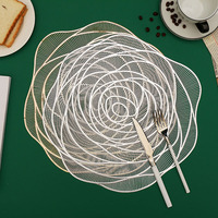 Napperon de table antidérapant écologique set de table en pvc imprimé en forme de fleur rose dorée pour les repas