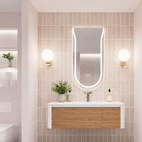 Miroir de salle de bain LED moderne sans cadre, de forme irrégulière, éclairé, blanc et avec finition bois, meuble de salle de bain avec dessus en marbre