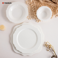 Service de vaisselle de table en porcelaine et céramique, bord doré en forme de fleur, pour restaurant, mariage, fête, banquet