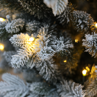 Sapin de Noël artificiel floqué en cèdre de 2,13 m, pré-éclairé LED blanc chaud, avec écran d'affichage, écologique, pliable, mince, effet neige, idéal pour appartement