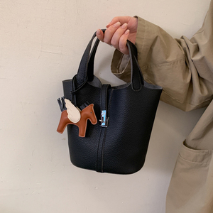 Op maat gemaakte logo-emmertjestas, kleine minimale bestelhoeveelheid 50 stuks, modieuze lederen handtas met slot, crossbody schoudertas, shopper voor online DTC-merken - Product Image 5