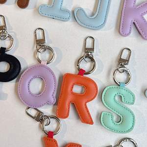 Nouveaux porte-clés et mini sacs en cuir PU imprimés UV avec lettres pour femmes, grande taille, haute qualité - Product Image 3