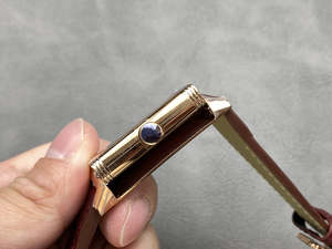 Montre Reverso classique à cadran rouge et noir, boîtier en or, bracelet en cuir, design vintage de luxe, personnalisable, double face - Product Image 5